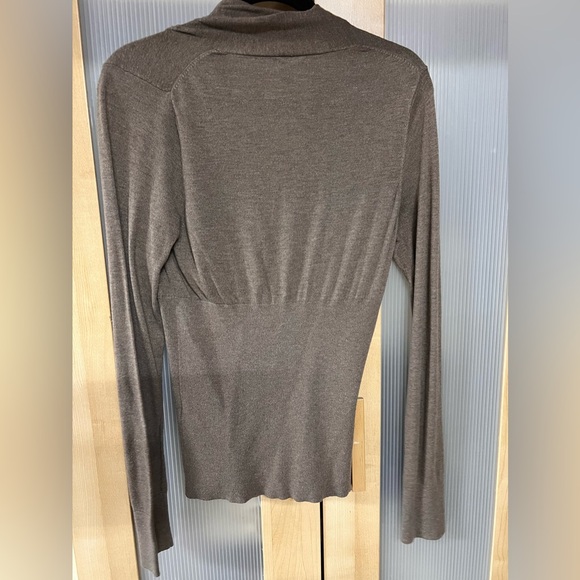 EXPRESS SLIM WOMANS VNECK SWEATER - Picture 2 of 3